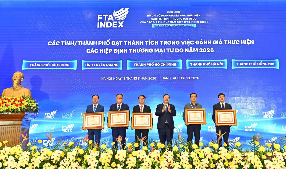 Hải Phòng vinh dự là một trong 5 địa phương thuộc nhóm "Tốt nhất" và được nhận Bằng khen của Thủ tướng Chính phủ. Ảnh: Nam Nguyễn.