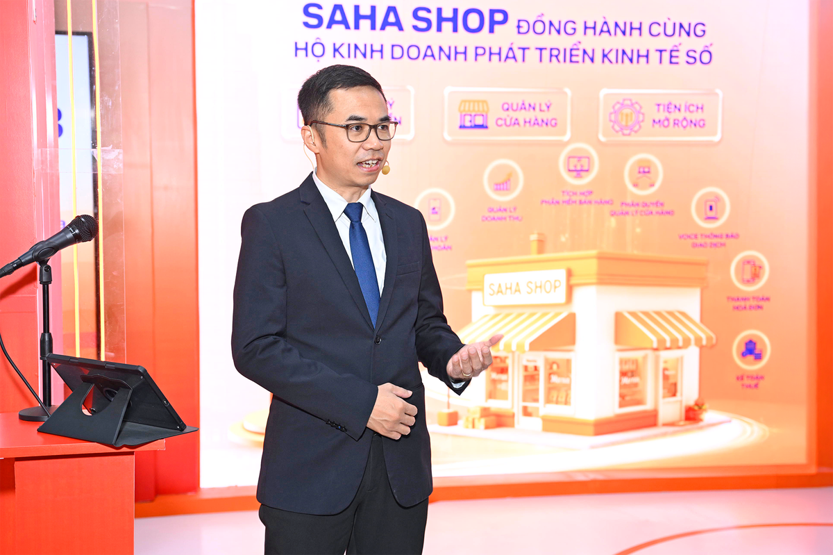 Ông Trương Quốc Anh - Giám đốc Khối ngân hàng số SHB giới thiệu giải pháp tài chính số dành cho hộ kinh doanh.