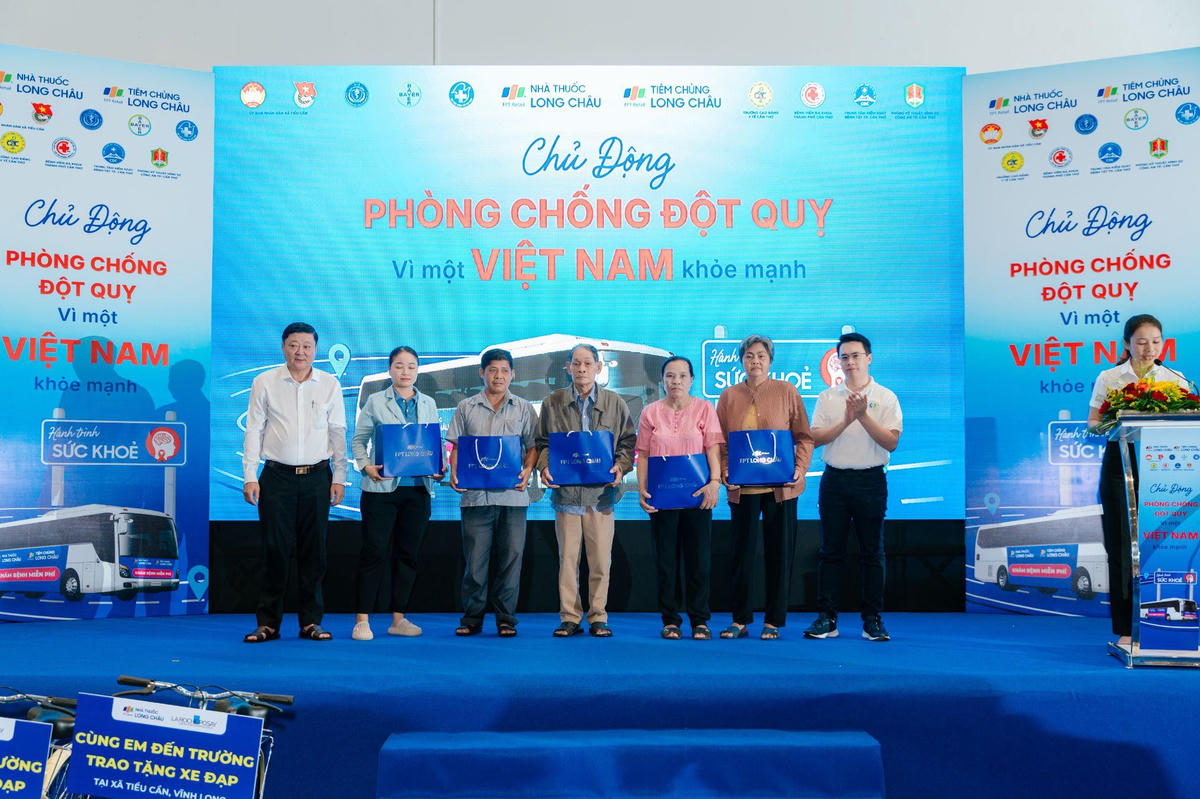 Chương trình trao tặng những phần quà ý nghĩa đến các gia đình, học sinh có hoàn cảnh khó khăn. Ảnh: H. Khánh.