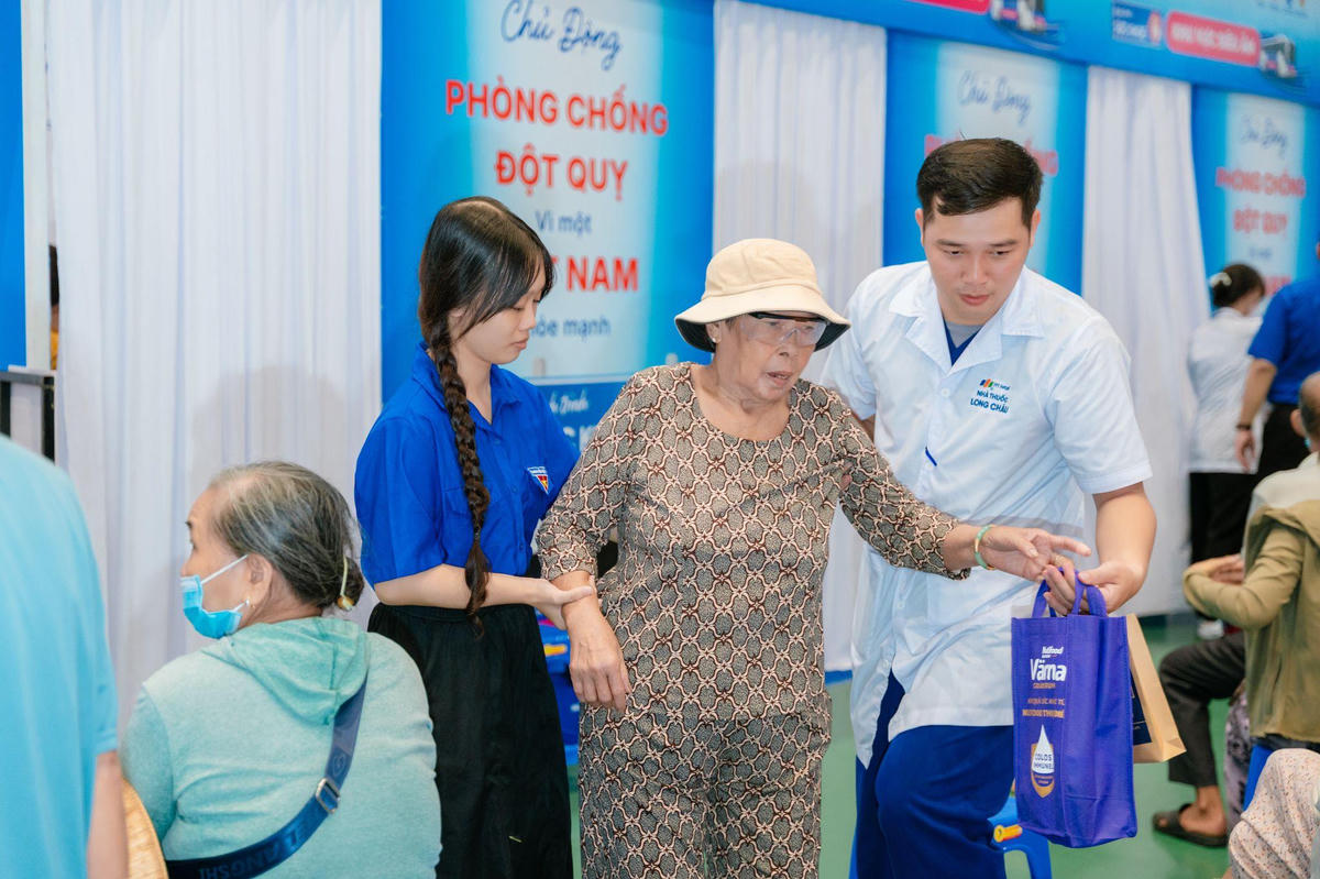 Từ tháng 4 đến nay, Long Châu đã đồng hành triển khai 542 chương trình tầm soát, khám sức khỏe, tư vấn y tế và cấp thuốc miễn phí cho hàng trăm ngàn người dân trên toàn quốc. Ảnh: H.Khánh