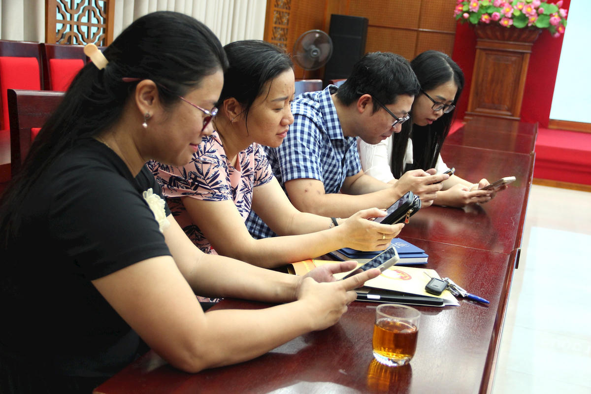 Cán bộ, đảng viên thi trên ứng dụng Công dân Thủ đô số (iHanoi). Ảnh: PV