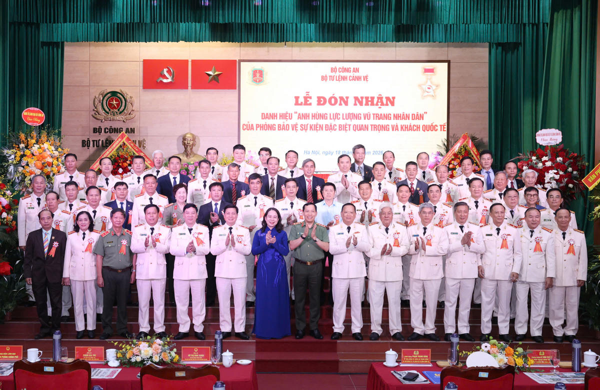 Phó Chủ tịch nước Võ Thị Ánh Xuân chụp ảnh lưu niệm cùng các đại biểu. Ảnh: Quang Vinh