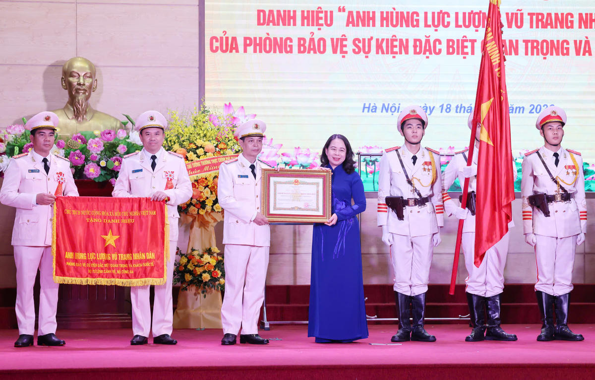 Phó Chủ tịch nước Võ Thị Ánh Xuân trao danh hiệu Anh hùng lực lượng vũ trang nhân dân cho Phòng Bảo vệ sự kiện đặc biệt quan trọng và khách quốc tế. Ảnh: Quang Vinh
