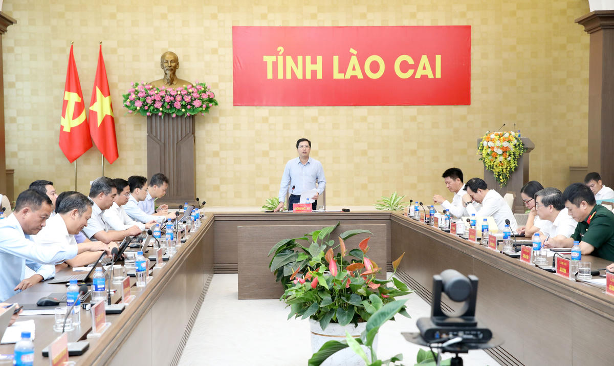 Ông Dương Quốc Huy - Bí thư Tỉnh ủy Lào Cai, Trưởng Ban Chỉ đạo giải phóng mặt bằng Dự án đầu tư xây dựng tuyến đường sắt Lào Cai - Hà Nội - Hải Phòng chủ trì cuộc họp. Ảnh: Cổng TTĐT Lào Cai.