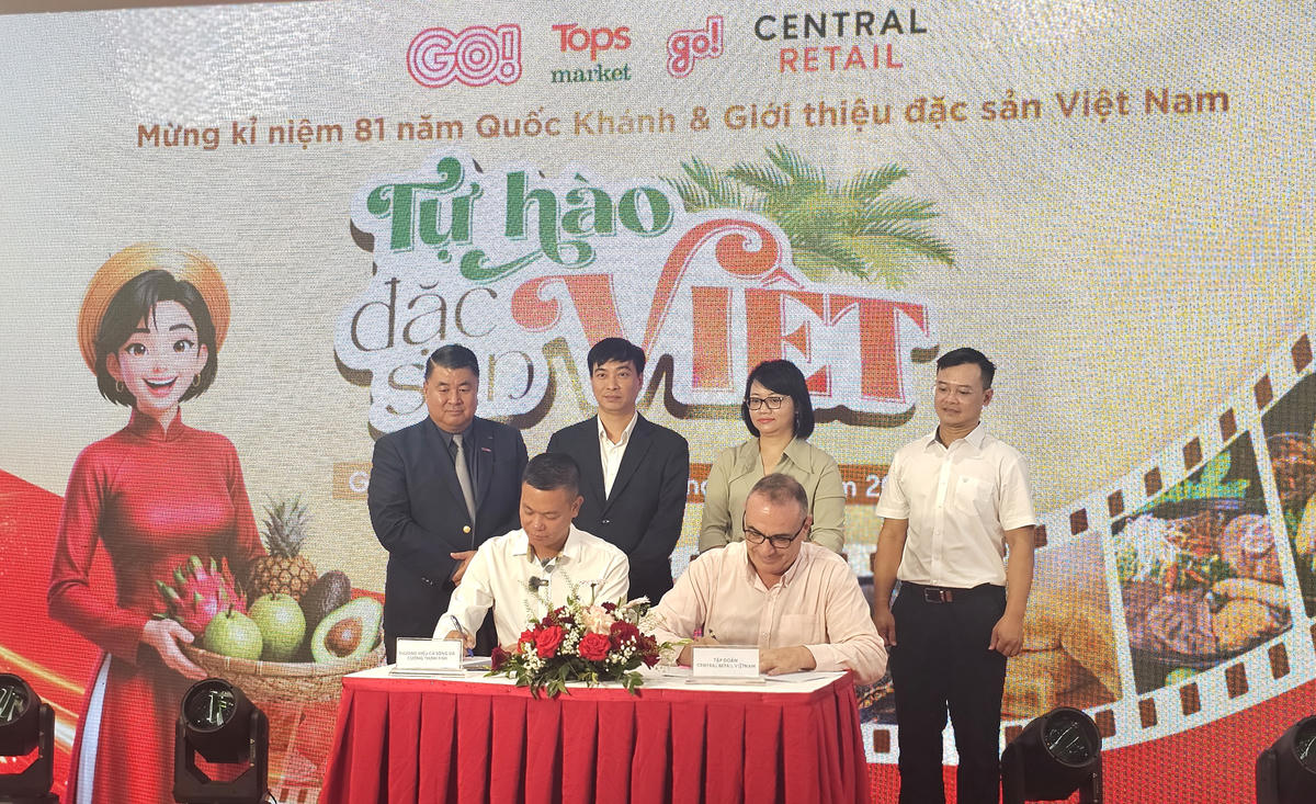 Lễ ký kết hợp tác chiến lược giữa Central Retail Việt Nam và nhà cung cấp Cường Thịnh, nhằm đưa các sản phẩm cá sạch Sông Đà vào hệ thống siêu thị GO!. Ảnh: Đạt Lê