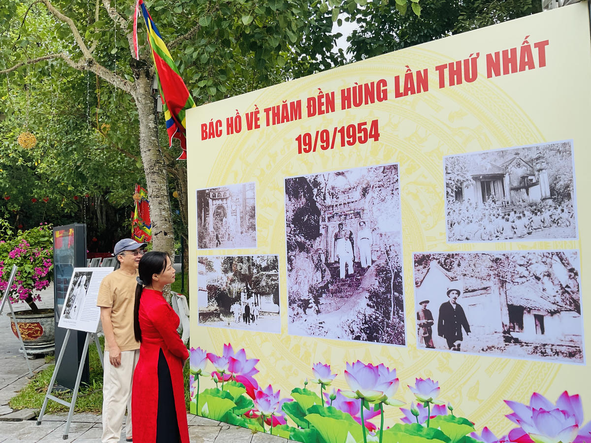 Trưng bày ảnh tư liệu quý 'Bác Hồ về thăm Đền Hùng'