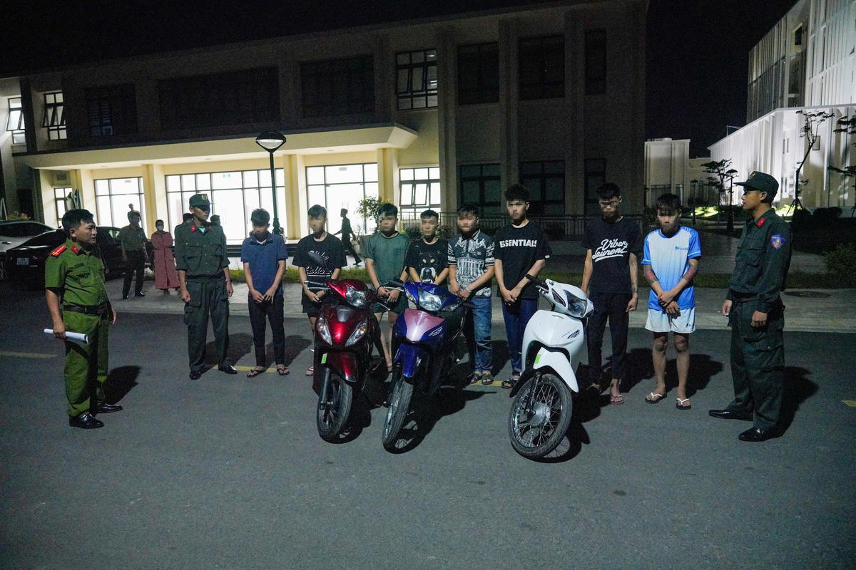 Các đối tượng tại cơ quan Công an. Ảnh: H.N.