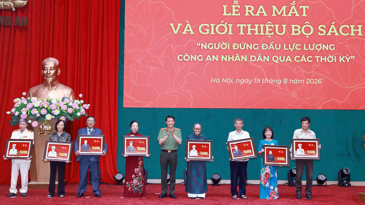 Bộ trưởng Lương Tam Quang trao quà tặng thân nhân gia đình các đồng chí lãnh đạo, cố lãnh đạo Bộ Công an qua các thời kỳ.