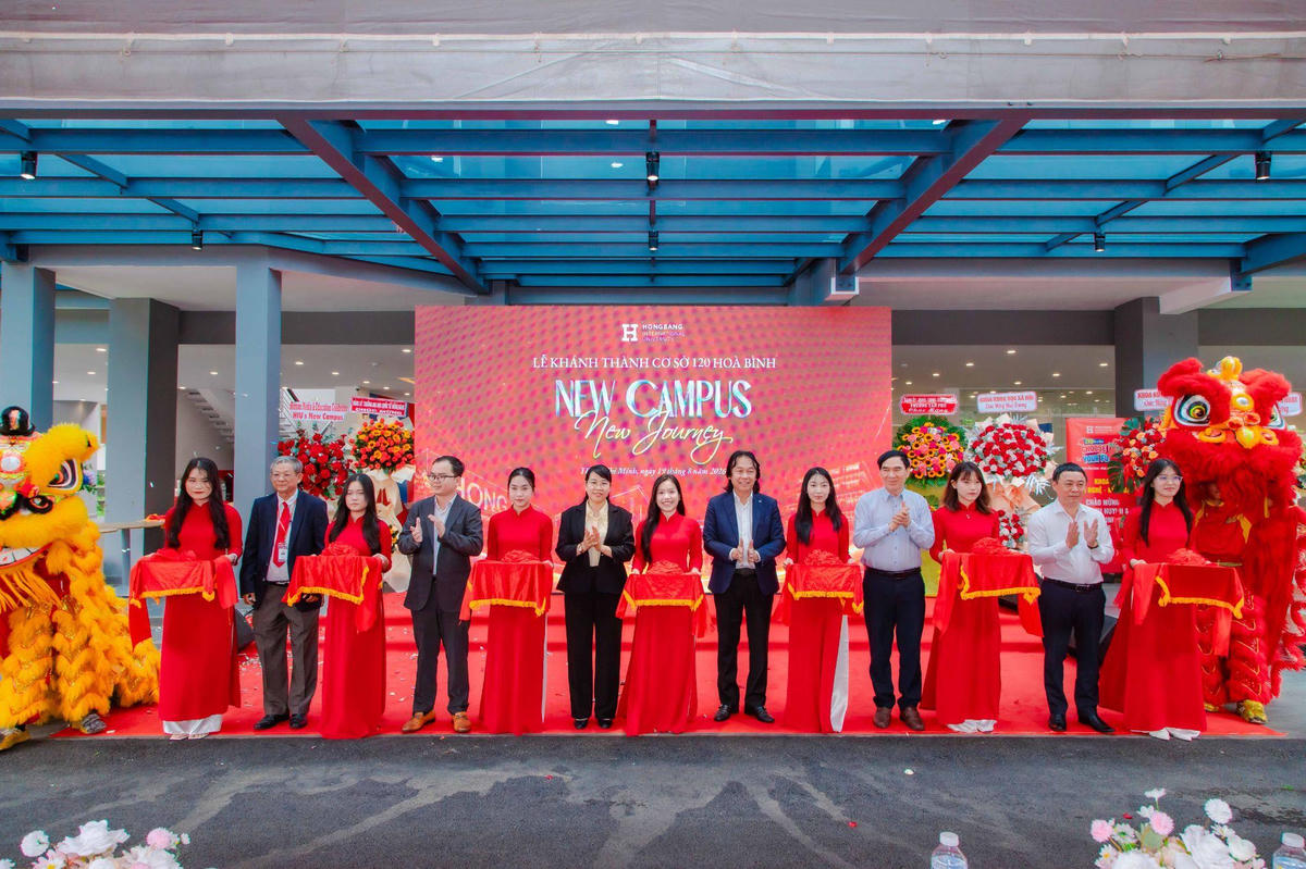 Các đại biểu thực hiện nghi thức cắt băng khánh thành Cơ sở Đầm Sen HIU.