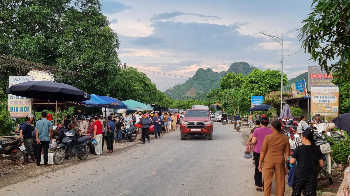 Chợ na Hiên Minh, xã La Hiên nhộn nhịp người mua bán đến từ khắp nơi trên cả nước.
