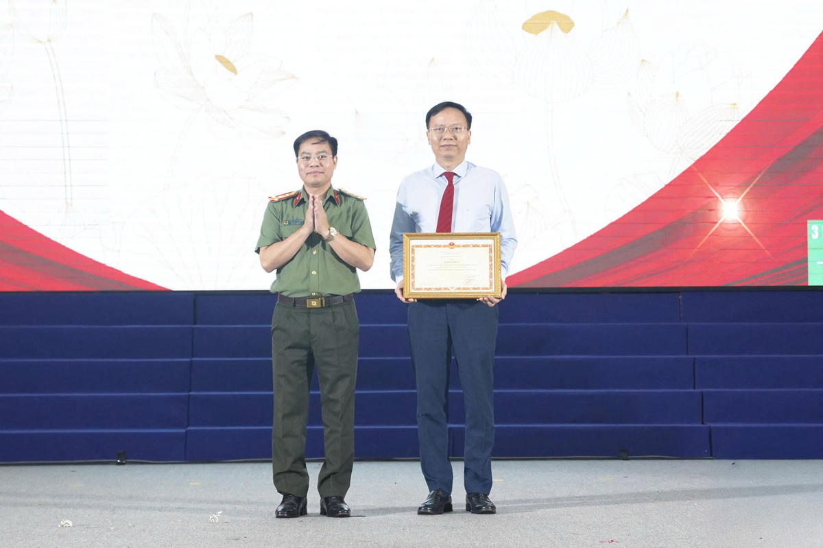 Trường ĐH Bách khoa nhận Bằng khen của Bộ trưởng Bộ Công an vì có thành tích xuất sắc trong phong trào "Toàn dân bảo vệ an ninh Tổ quốc”.