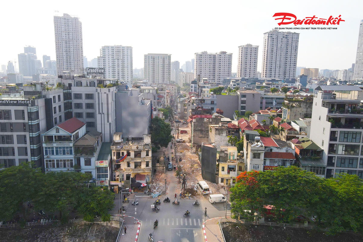 Ngõ 381 Nguyễn Khang (phường Cầu Giấy, TP Hà Nội), đoạn từ phố Thành Thái đến đường Nguyễn Khang, nhiều năm qua là nỗi ám ảnh của người dân bởi mặt đường nhỏ hẹp, xuống cấp với nhiều ổ gà, ổ voi. Vào giờ cao điểm, lượng phương tiện dồn vào tuyến đường khiến việc đi lại thường xuyên khó khăn.