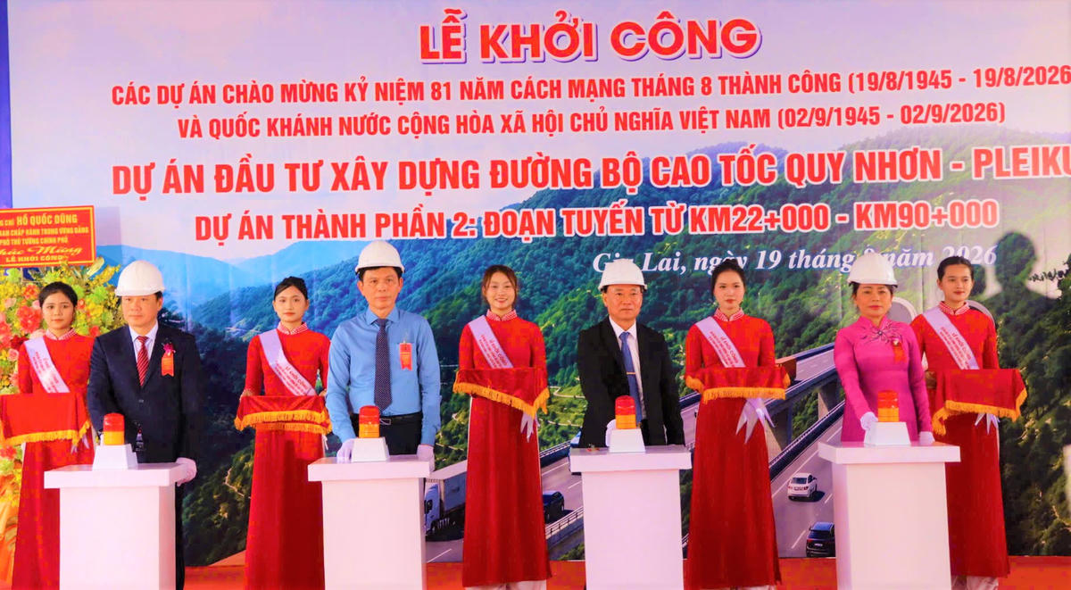 Các đại biểu thực hiện nghi thức khởi công. Ảnh: ĐS.