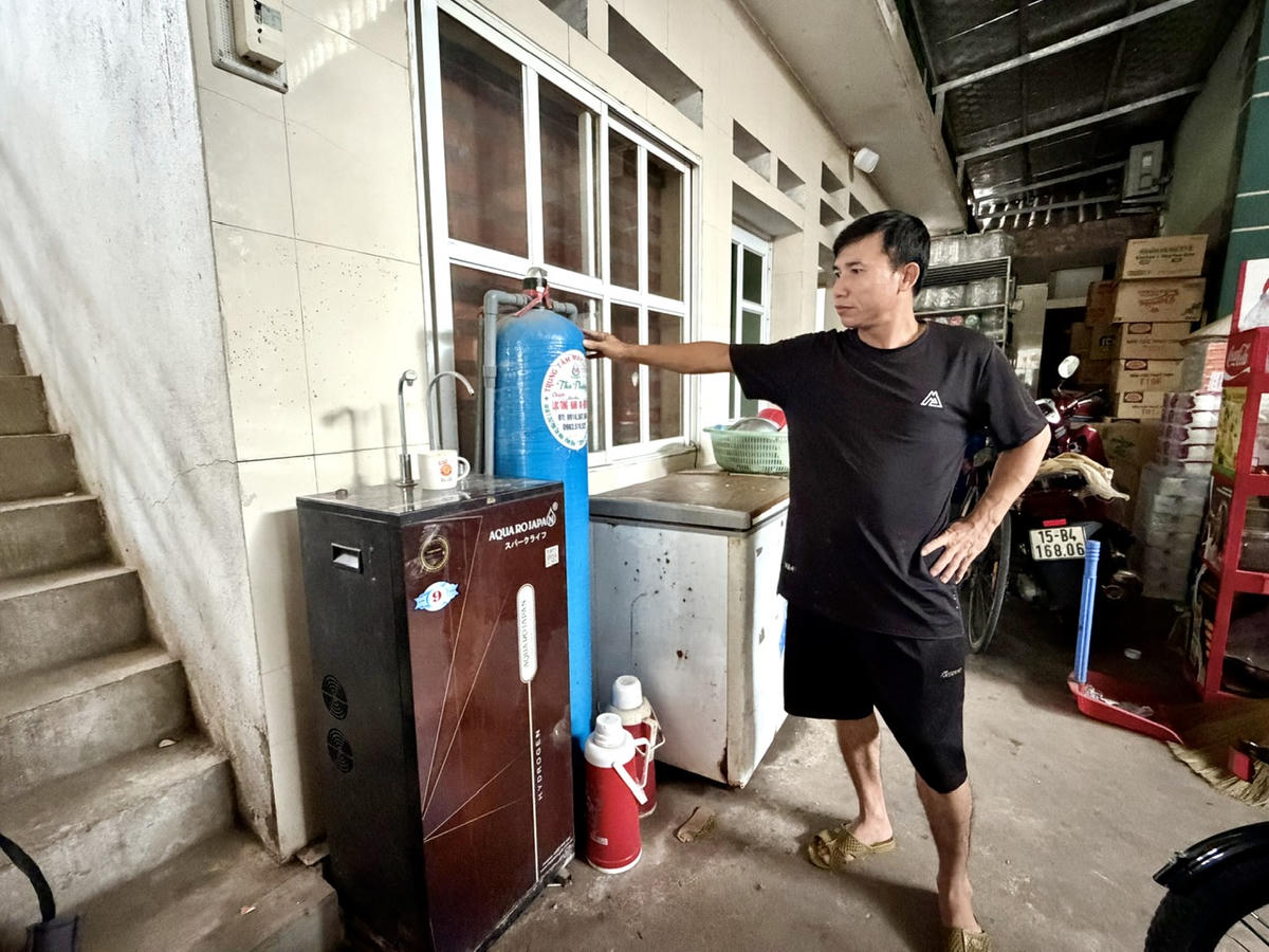 Người dân xã Vĩnh Thịnh đầu tư thêm thiết bị lọc chuyên dụng nhằm cải thiện chất lượng nước. Ảnh: PT. 