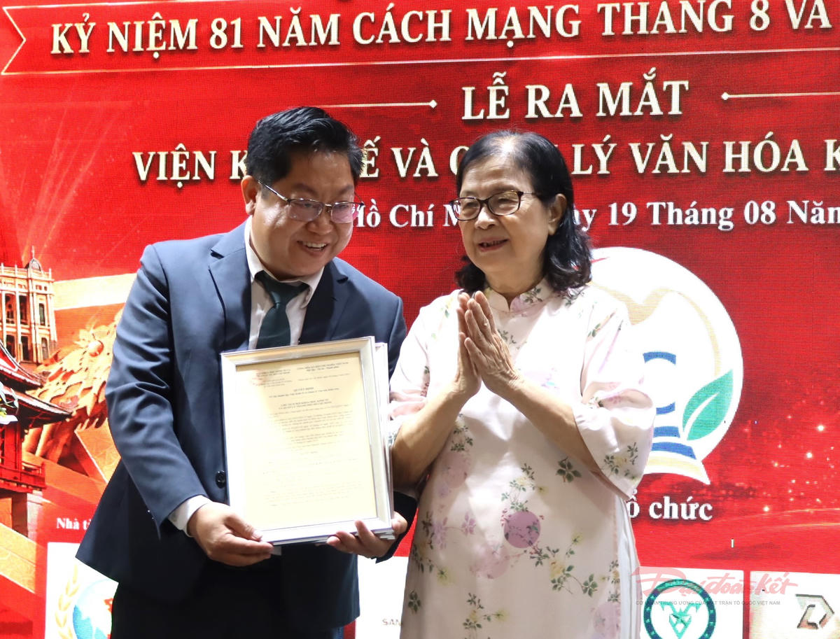 TS Trương Thị Minh Sâm, Chủ tịch Hội Khoa học Kinh tế và Quản lý TPHCM trao quyết định thành lập Viện Kinh tế và Quản lý Văn hóa kiến trúc. Ảnh: T.Luân.