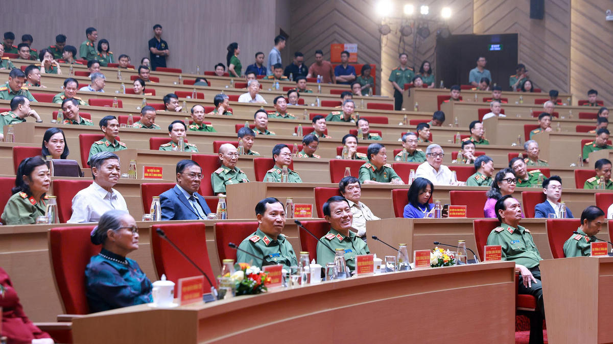 Bộ trưởng Lương Tam Quang và các đại biểu dự buổi lễ.