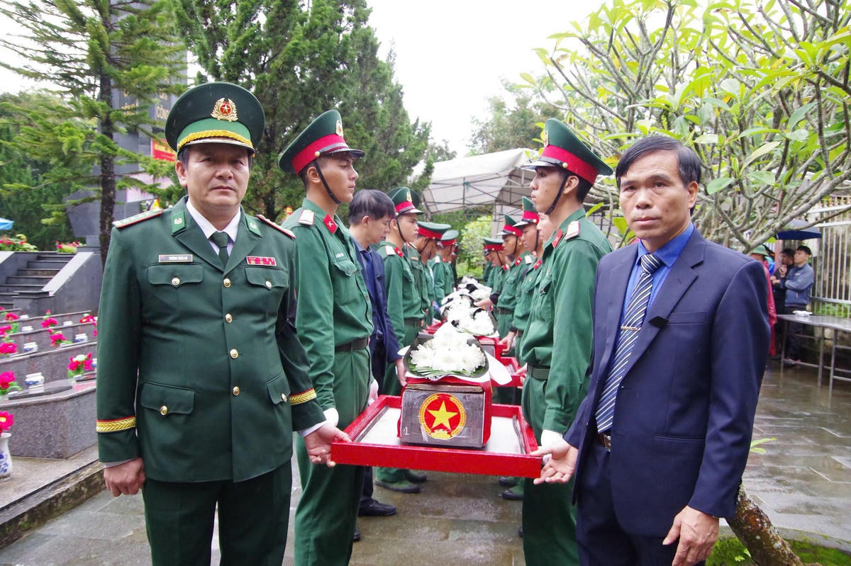 Lễ viếng, truy điệu và an táng hài cốt liệt sĩ hy sinh qua các thời kỳ kháng chiến tại Nghĩa trang Liệt sĩ Đăk Glei, xã Đăk Pek. Ảnh: BT.