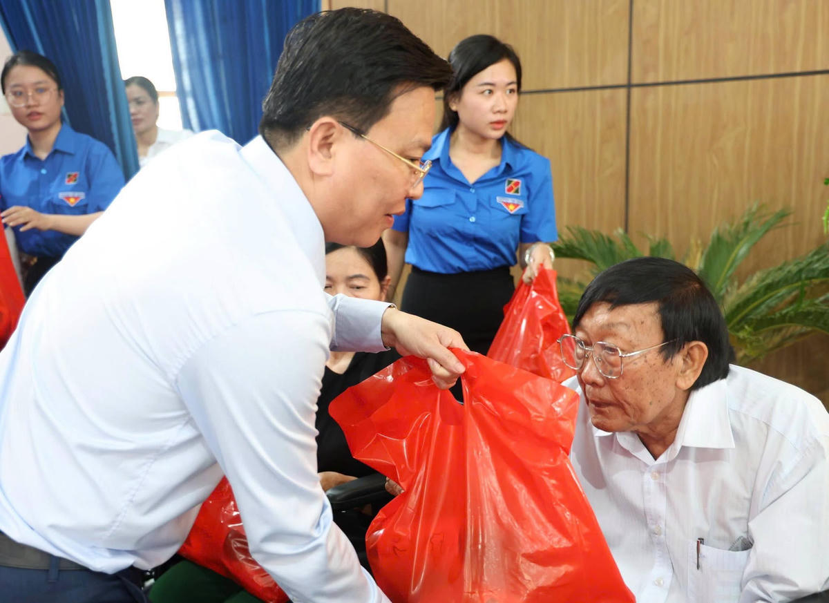 Lãnh đạo Ủy ban MTTQ Việt Nam tỉnh Tây Ninh tặng thêm quà cho người khuyết tật. Ảnh: M.T.