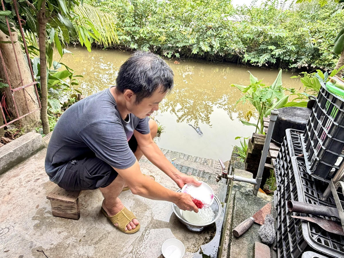 Người dân mong mỏi được sử dụng nước máy đạt quy chuẩn. Ảnh: PT.
