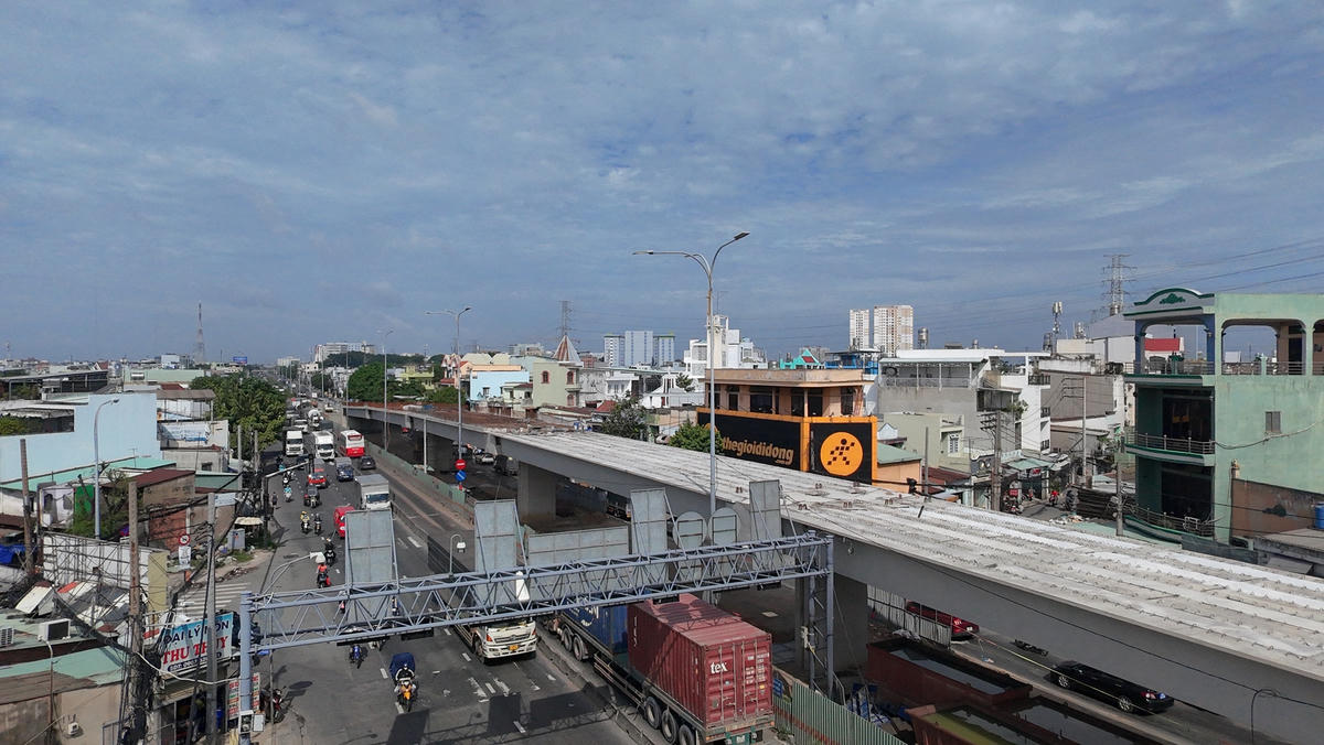 Khi hoàn thành, cầu vượt sẽ giúp tách dòng phương tiện trên tuyến chính quốc lộ và dòng phương tiện đi ngang qua. Ảnh: Đ.Xá.