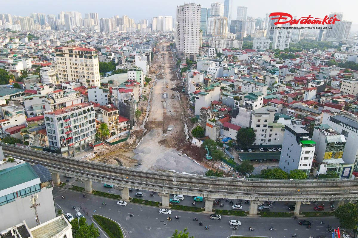Cùng thời điểm, dự án Vành đai 2,5 đoạn Cầu Giấy - Dương Đình Nghệ cũng đang được đẩy nhanh tiến độ. Tuyến đường dài khoảng 1,13km, mặt cắt ngang 50m, với nhiều hạng mục đang được triển khai trên công trường.