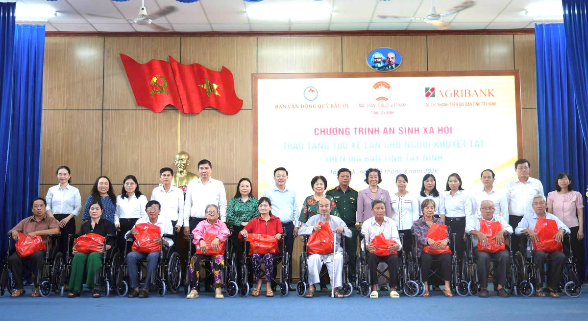 Ủy ban MTTQ Việt Nam phối hợp trao tặng xe lăn cho người khuyết tật trên địa bàn. Ảnh: M.T.