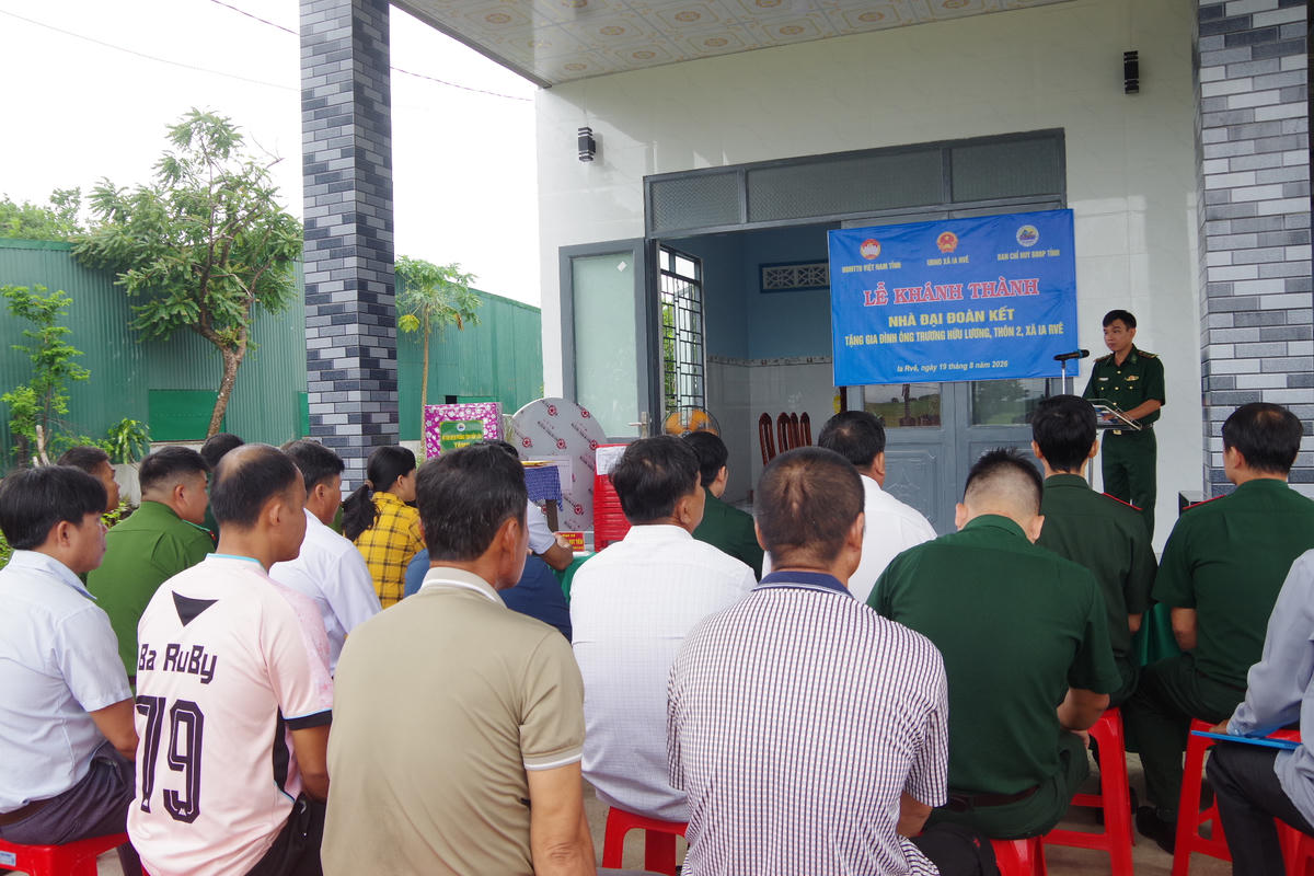 Các đại biểu dự lễ khánh thành. Ảnh: Dân Quân.