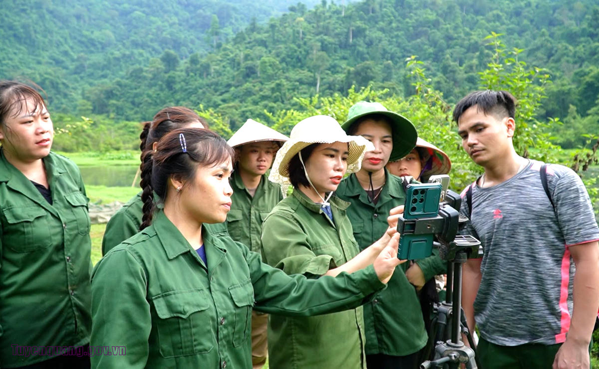 Thành viên Tổ công nghệ số cộng đồng xã Bình An hướng dẫn người dân khai thác các nền tảng số trong quảng bá, tiêu thụ nông sản.