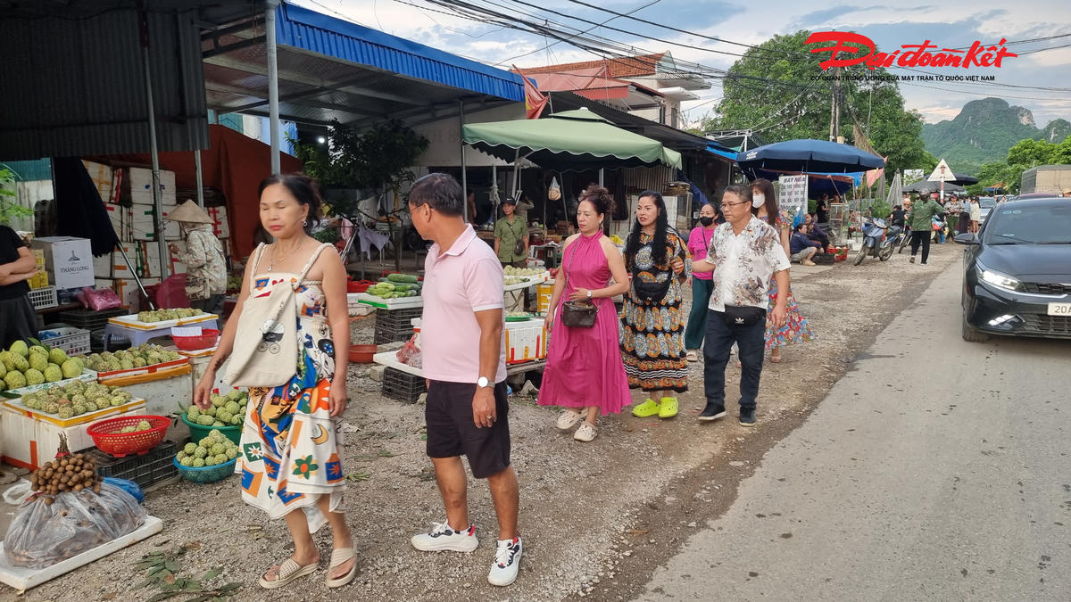 Khu vực này cũng trở thành điểm dừng chân cho khách du lịch trải nghiệm vườn na và mua quả làm quà.
