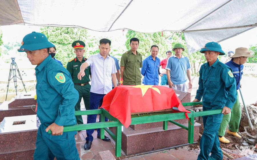Công tác lấy mẫu được thực hiện trang trọng. Ảnh: Quốc Tuân.