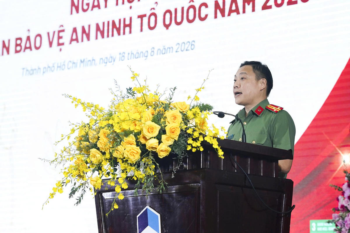 Thượng tá Phan Huy Văn - Phó Giám đốc Công an TP.HCM biểu dương nỗ lực của tập thể Nhà trường và chỉ đạo các hướng phối hợp giữa Nhà trường và chính quyền địa phương trong công tác an ninh trật tự, phòng chống tệ nạn.