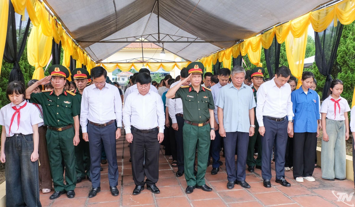 Ban Chỉ đạo 515 của tỉnh Thái Nguyên và lãnh đạo xã Đại Phúc dâng hương tưởng niệm các Anh hùng liệt sĩ. Ảnh: Quốc Tuân.