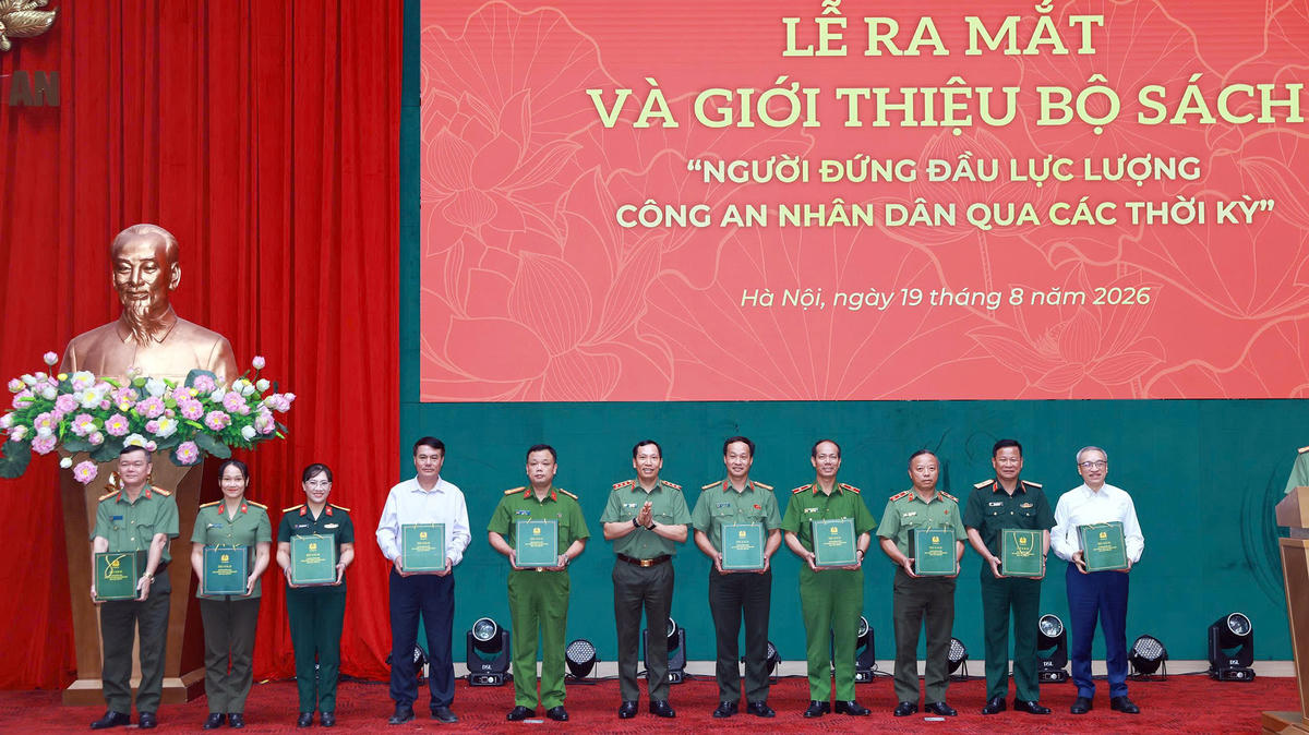 Thứ trưởng Lê Văn Tuyến trao bộ sách "Người đứng đầu lực lượng công an nhân dân qua các thời kỳ" tặng các đại biểu.