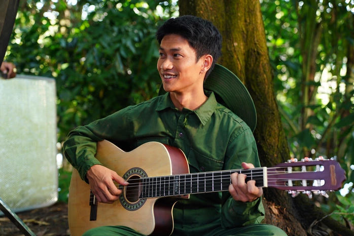 Ca sĩ Nguyễn Hùng trình bày ca khúc trong MV "Việt Nam tinh hoa" của nhạc sĩ Nguyễn Hải Phong. Ca khúc chủ đề của Giải thưởng Tinh Hoa Việt do báo Đại đoàn kết phối hợp cùng ZOA Creative tổ chức.