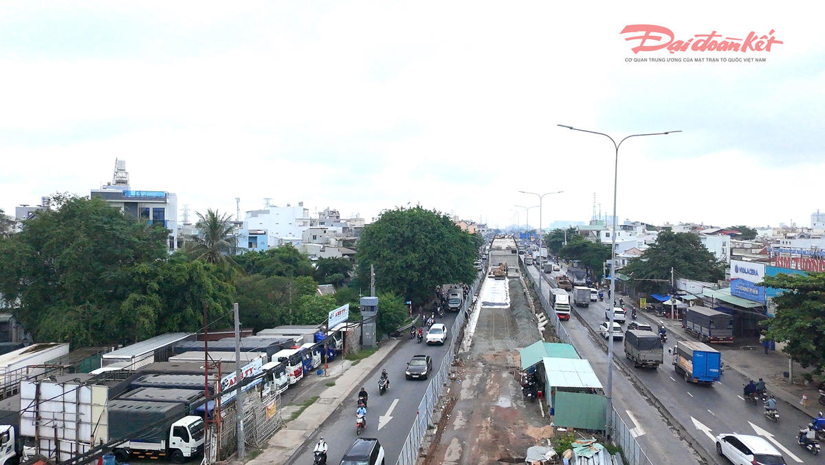 Dự án là nơi có mật độ phương tiện đi lại rất cao khiến việc thi công vừa phải đảm bảo an toàn giao thông. Ảnh: Đ.Xá.