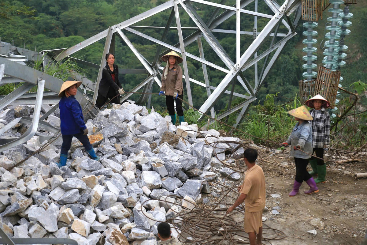 Hiện trường đổ cột điện. Ảnh: Văn Đức