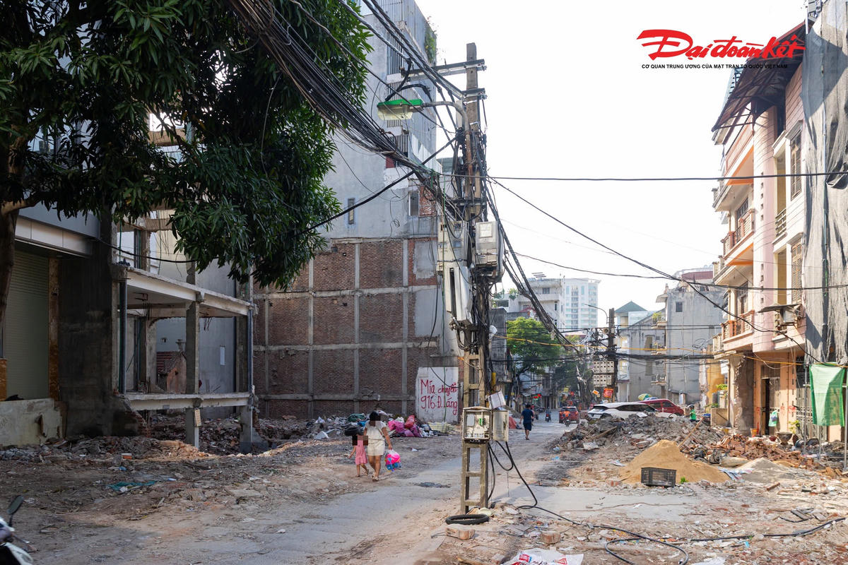 Theo ghi nhận của PV Báo Đại đoàn kết tại ngõ 381 Nguyễn Khang, nhiều căn nhà, công trình nằm trong phạm vi dự án đã được tháo dỡ. Máy móc được huy động để xử lý những hạng mục còn lại, trong khi vật liệu xây dựng, phế thải được vận chuyển ra khỏi khu vực.