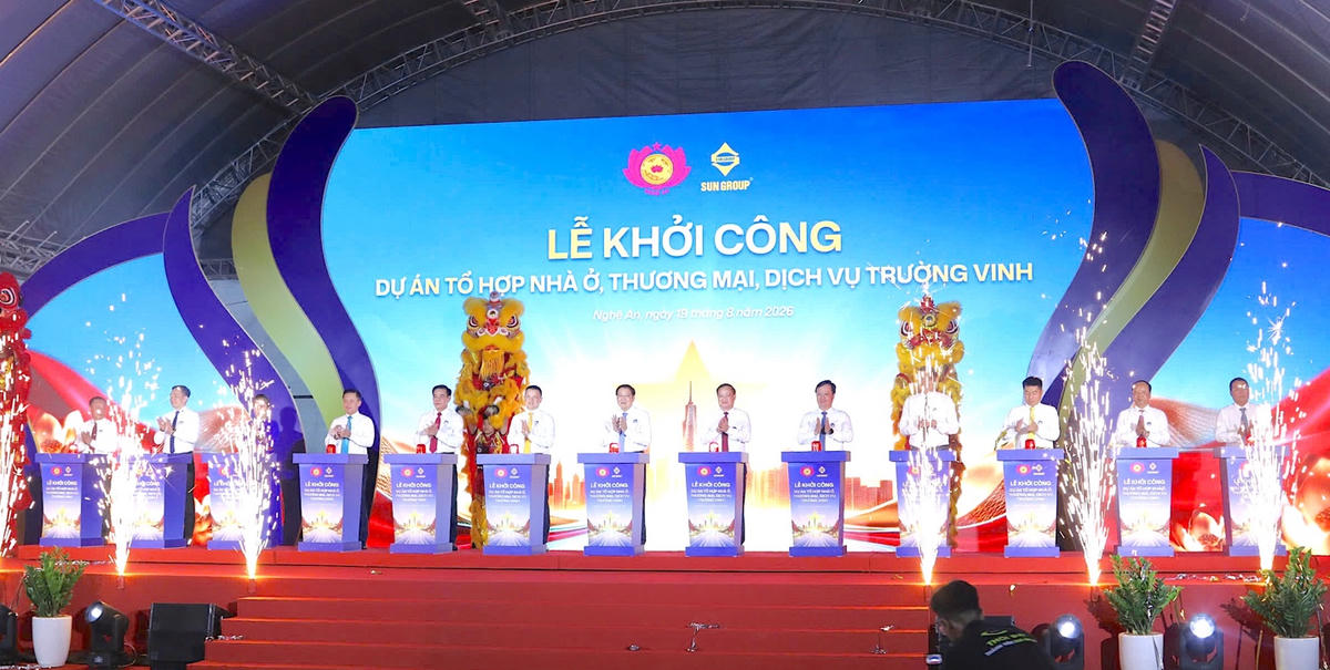 Các đại biểu thực hiện nghi thức khởi công dự án Tổ hợp nhà ở, thương mại dịch vụ Trường Vinh do Sun Group làm chủ đầu tư. Ảnh: ĐB