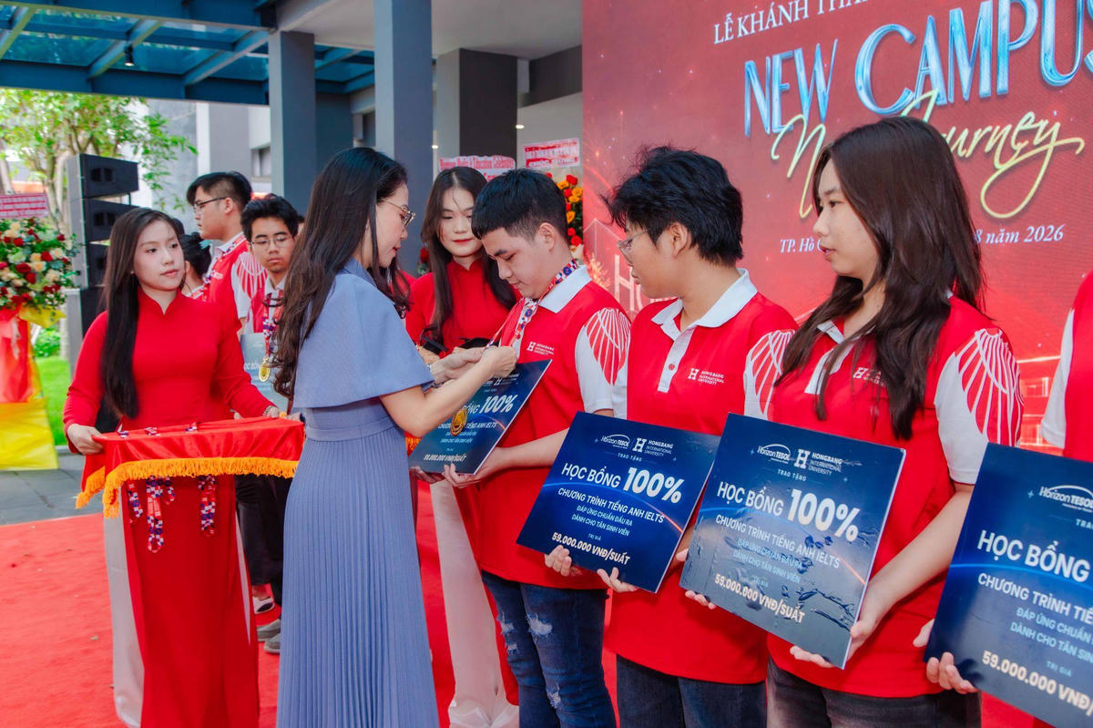 Tân sinh viên HIU nhận học bổng 100% toàn khóa IELTS tại lễ khánh thành.
