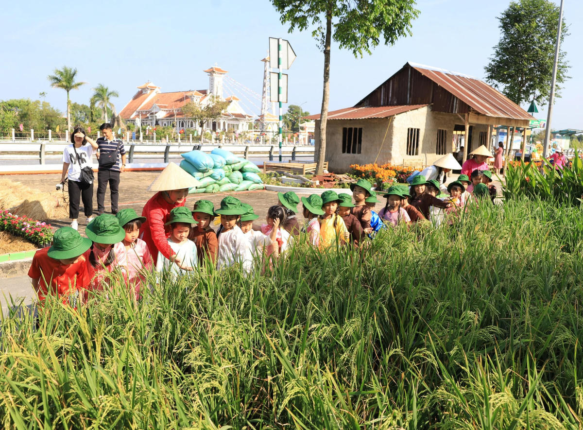 "Con đường lúa gạo Việt Nam” tại Festival ngành hàng lúa gạo lần thứ I năm 2023. Ảnh: TP