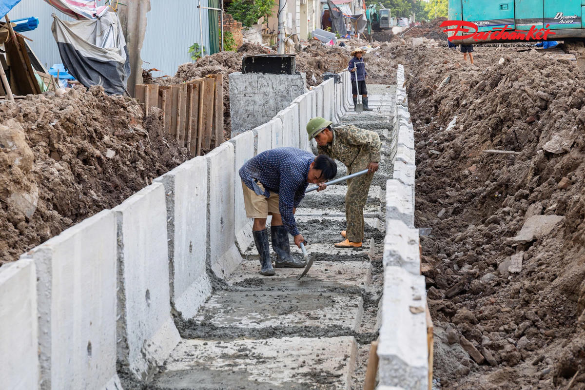 Máy móc và nhân lực được huy động thực hiện đồng thời các hạng mục nền đường, thoát nước và hạ tầng kỹ thuật. Đoạn tuyến kết nối với đường Dương Đình Nghệ đang từng bước hình thành.