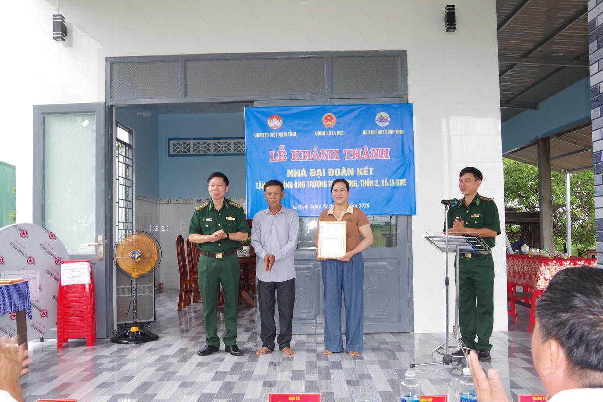 Đại tá Đỗ Quang Thấm, Phó Chính ủy Bộ Chỉ huy Quân sự tỉnh kiêm Chính ủy Ban Chỉ huy Bộ đội Biên phòng tỉnh tặng quà gia đình ông Trương Hữu Lương. Ảnh: Dân Quân.