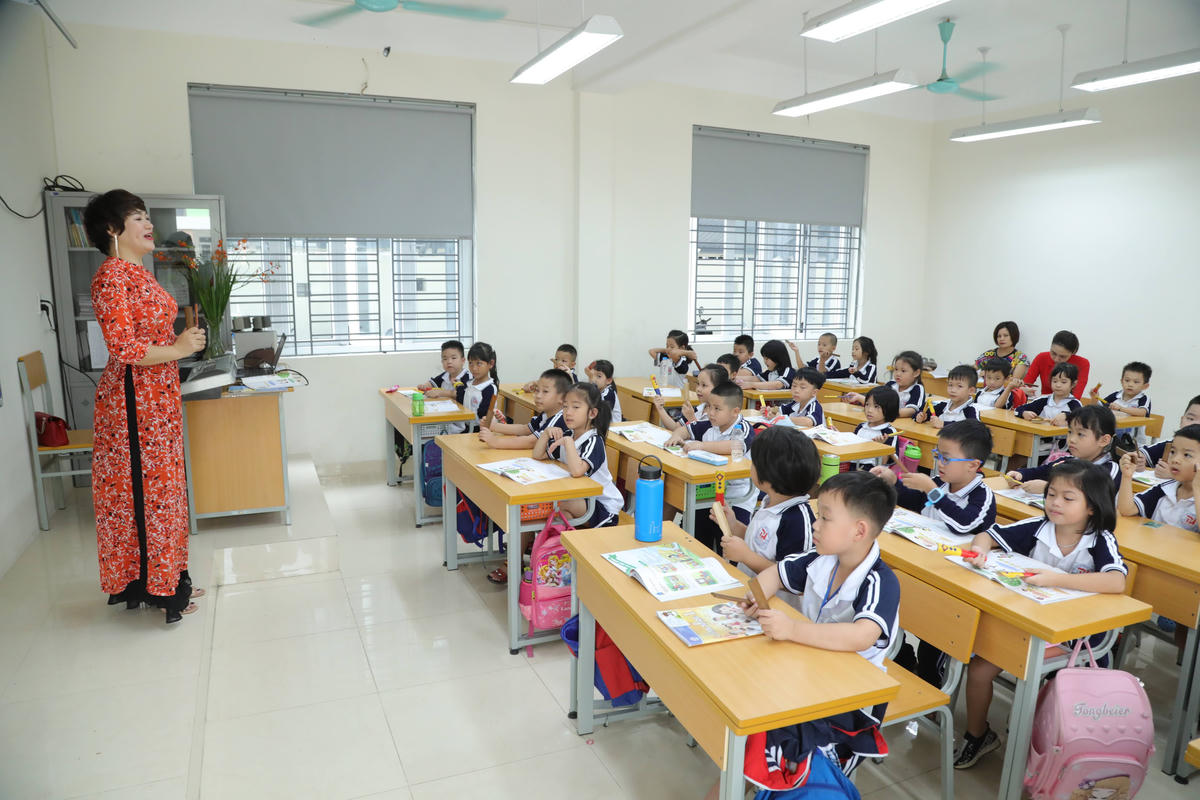 Cô và trò Trường Tiểu học Phương Mai (Hà Nội). Ảnh: Quang Vinh.