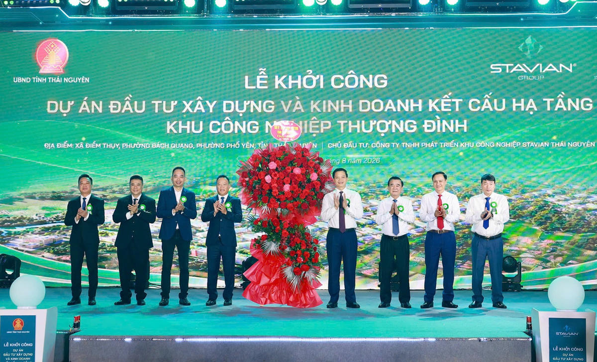 Ông Vương Quốc Tuấn, Ủy viên Trung ương Đảng, Chủ tịch UBND tỉnh cùng lãnh đạo HĐND, Ủy ban MTTQ Việt Nam tỉnh tặng hoa chúc mừng nhà đầu tư. Ảnh: TNGOP.