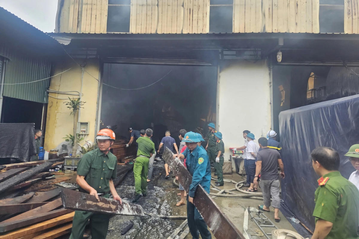 Hà Nội: Cháy dữ dội tại xưởng gỗ ở phường Chương Mỹ