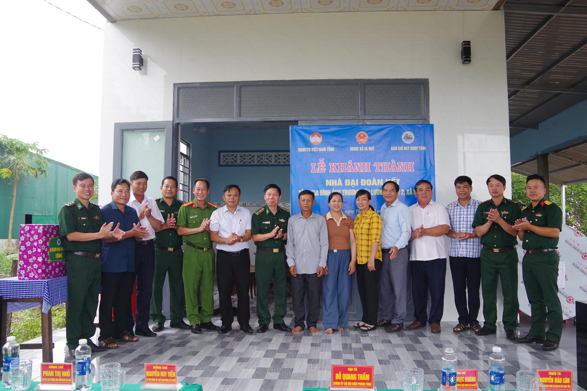 Đại diện các cơ quan, đơn vị và chính quyền địa phương chúc mừng gia đình ông Lương nhân dịp đón nhà mới. Ảnh: Dân Quân.