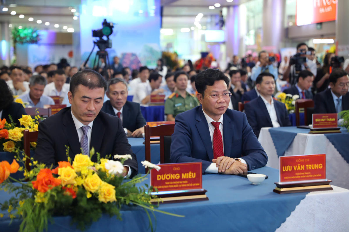 Các đại biểu tham dự buổi lễ.