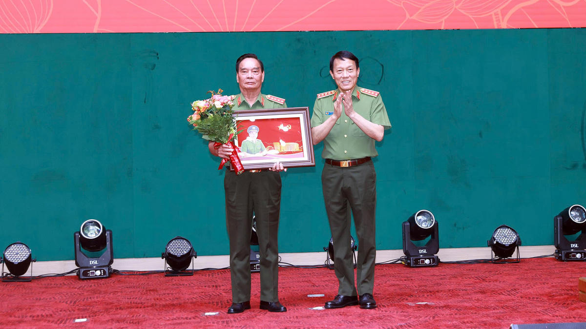 Bộ trưởng Lương Tam Quang trao quà tặng Đại tướng Lê Hồng Anh.