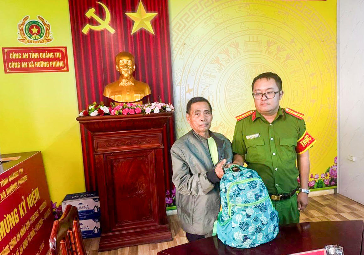 Công an xã Hướng Phùng trao trả tài sản cho ông Hồ Văn Hoà. Ảnh: CAQT