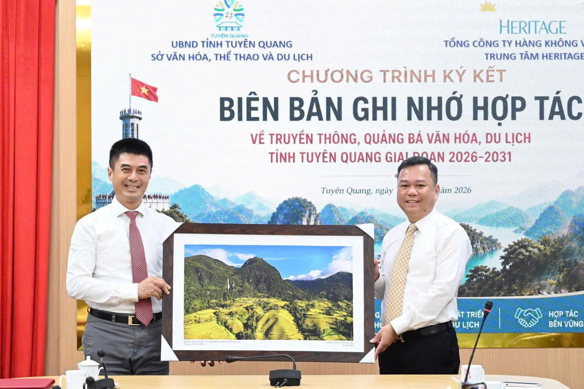 Phó Chủ tịch UBND tỉnh Tuyên Quang Đỗ Hùng Đức tặng quà lưu niệm cho đại diện Trung tâm Heritage.